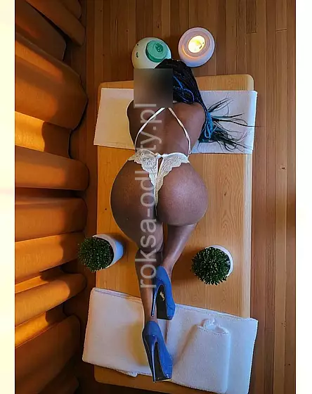 Masaż z ciemnoskórą