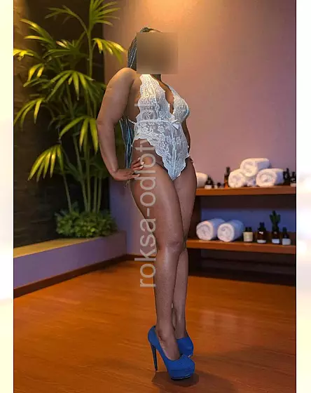 Masaż z ciemnoskórą